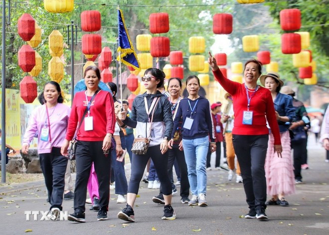 中国游客参观升龙皇城。