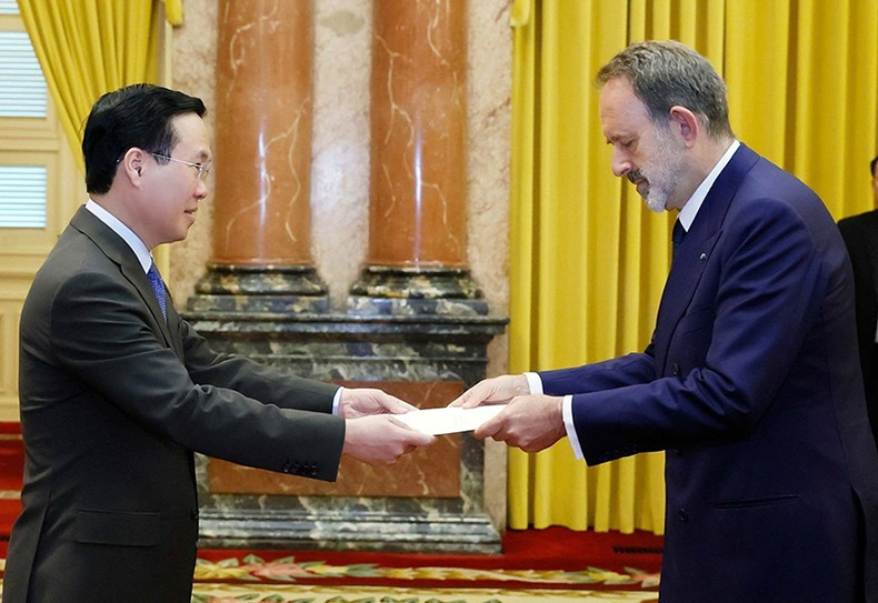 越南国家主席武文赏会见意大利大使马可·德拉·塞塔。 越南国家主席武文赏会见意大利大使马可·德拉·塞塔。