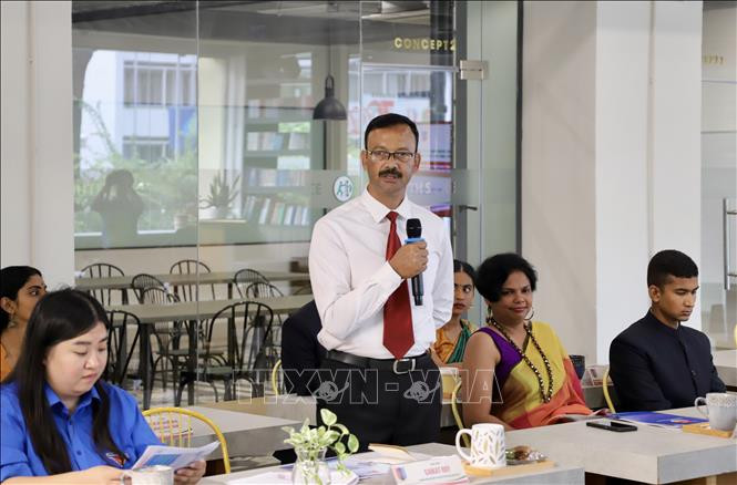 印度国防部国民学兵团总监赛卡特·罗伊发表讲话。 印度国防部国民学兵团总监赛卡特·罗伊发表讲话。