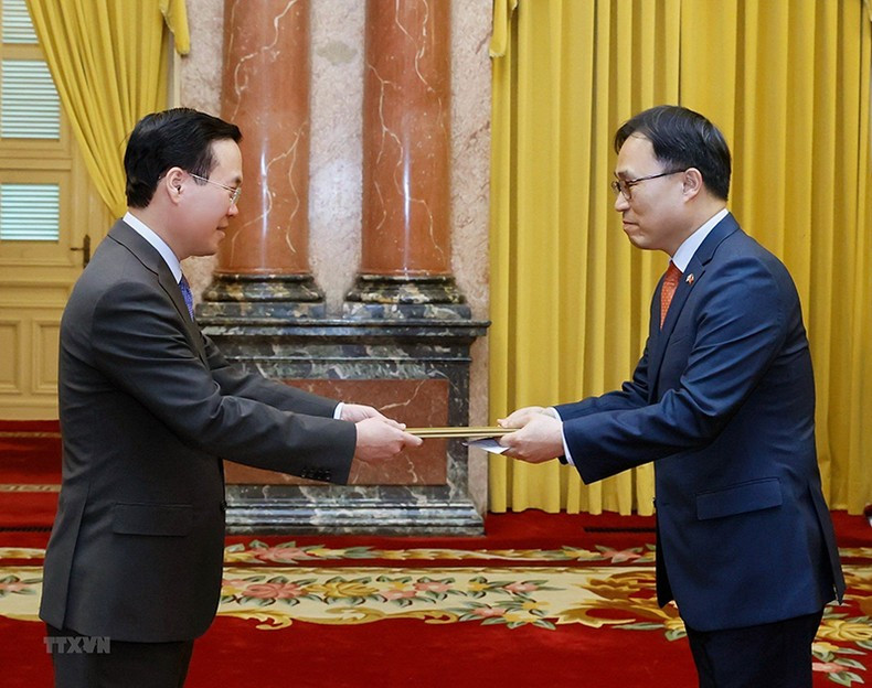 越南国家主席武文赏会见韩国驻越大使崔泳三。 越南国家主席武文赏会见韩国驻越大使崔泳三。