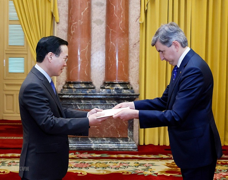 越南国家主席武文赏会见立陶宛驻越大使达里乌斯·盖迪斯。 越南国家主席武文赏会见立陶宛驻越大使达里乌斯·盖迪斯。
