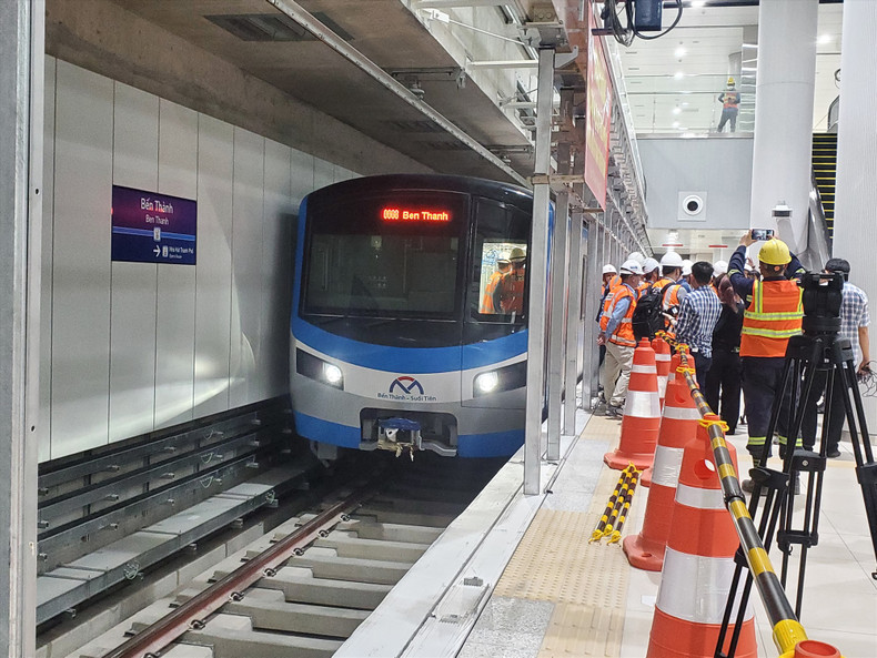 胡志明市滨城-仙泉地铁全线试运行。 胡志明市滨城-仙泉地铁全线试运行。