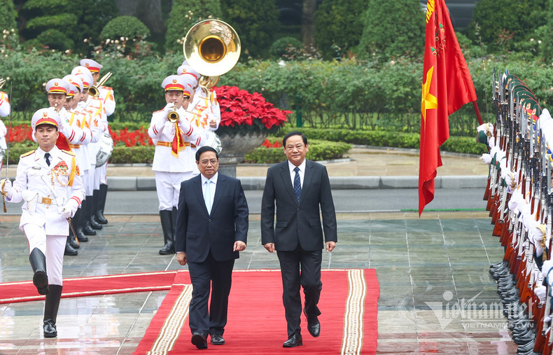 两位总理共同检阅仪仗队。 两位总理共同检阅仪仗队。