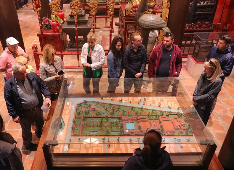 外国游客参观文庙国子监。 外国游客参观文庙国子监。