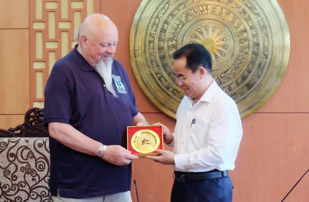 广南省人民委员会副主席陈英俊向美国战俘及战斗失踪人员事务委员会主任科茨赠送纪念品。 广南省人民委员会副主席陈英俊向美国战俘及战斗失踪人员事务委员会主任科茨赠送纪念品。