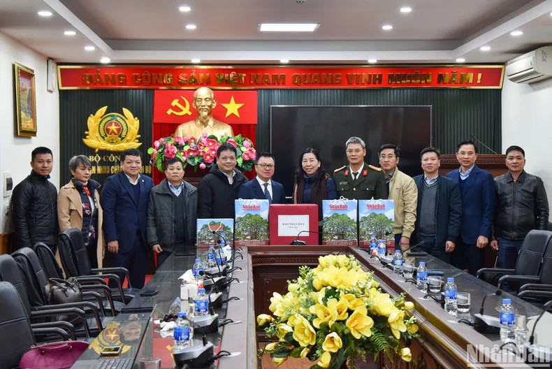 黎国明同志向公安部内政安全局领导、干部、战士赠送春节礼物。 （日光 摄）