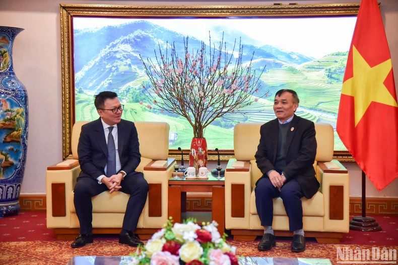 《人民报》社总编辑黎国明与越南退伍军人协会执委会副主席范红香中将交谈。（日光 摄）