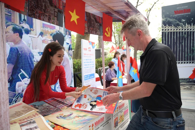 Patrick先生在展览会上。（世代 摄）