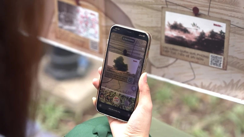 观众扫二维码体验在线内容。