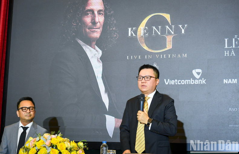 《人民报》社总编辑在新闻发布会上介绍,《肯尼·基越南现场演奏》音乐会有关内容。 《人民报》社总编辑在新闻发布会上介绍,《肯尼·基越南现场演奏》音乐会有关内容。
