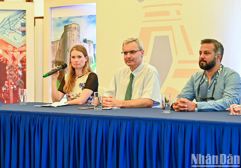 法新社河内分社首席代表Alice Philipson女士在介绍图片内容时，表达了她对图片展的自豪。