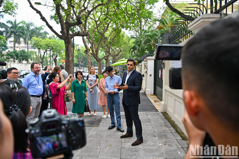 法新社东南亚分社首席记者Stephane Delfour致开幕词。