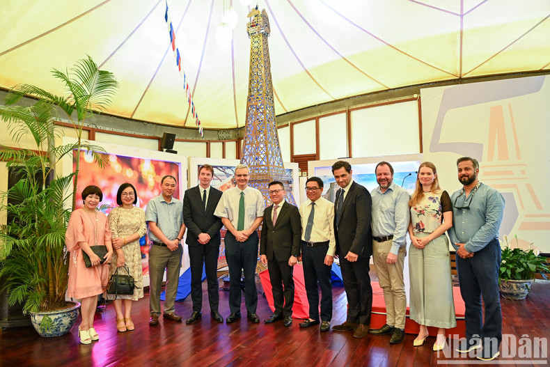 与会代表合影。