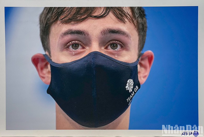 英国运动员Thomas Daley在2020年东京奥运会上摘得跳水男子10米台金牌落下了高兴的眼泪。