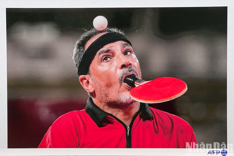 埃及运动员Ibrahim Elhusseiny Hamadtou在2020年东京残奥会上用嘴打乒乓球。