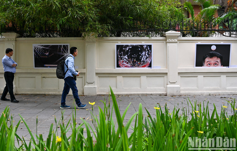 图片展设在河内市陈兴道街57号法国大使馆总部外围墙，于6月24日结束。