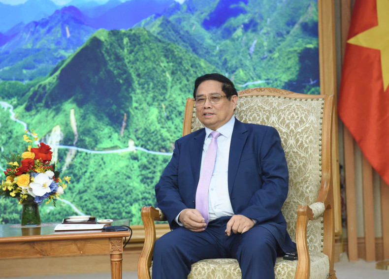 范明正总理发表讲话。