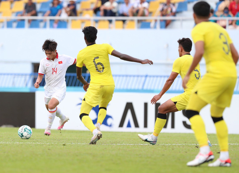 马来西亚U23国足(黄衣)上半场0-3落后。 马来西亚U23国足(黄衣)上半场0-3落后。