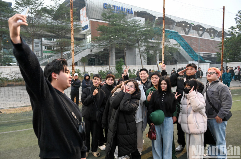 同学和朋友到场送行，希望能为新兵们带去力量与信心。
