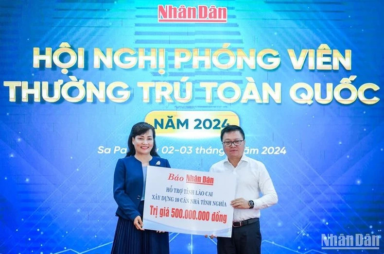 人民报社领导赠送老街省贫困家庭5亿越南盾,用于兴建10套爱心房屋。 人民报社领导赠送老街省贫困家庭5亿越南盾,用于兴建10套爱心房屋。