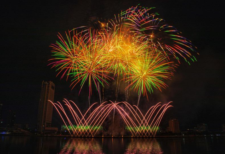 越南队表演节目。 越南队表演节目。