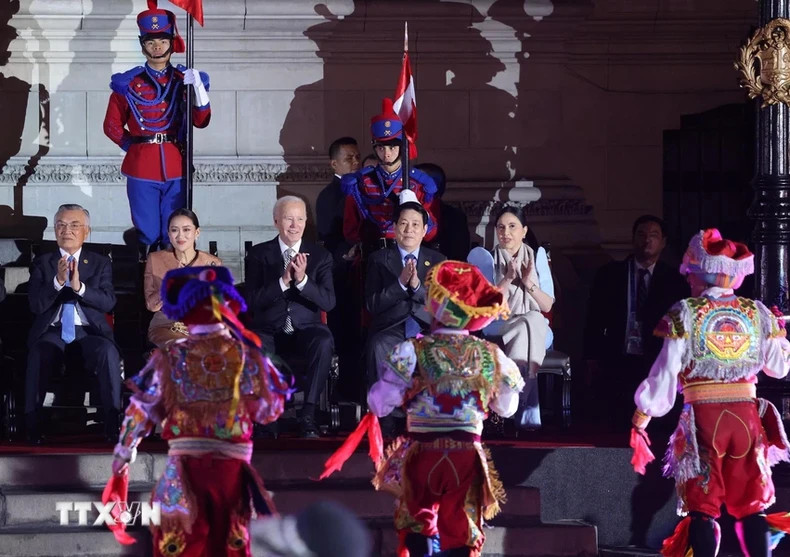 越南国家主席梁强同世界各国领导人观看欢迎宴会艺术表演节目。