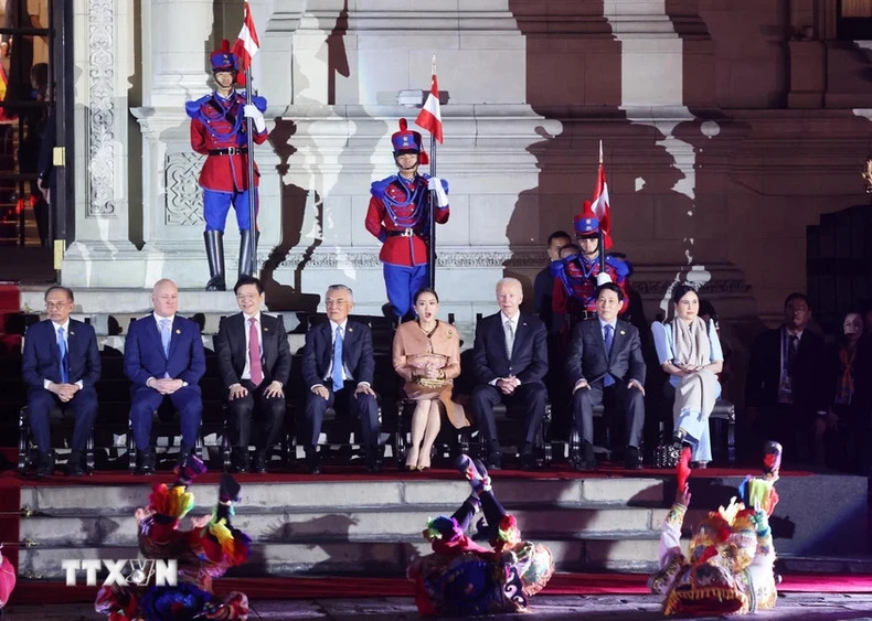 越南国家主席梁强同世界各国领导人观看欢迎宴会艺术表演节目。