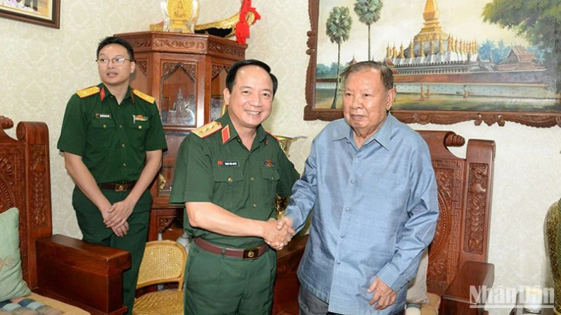 越南人民军总政治局主任郑文决上将礼节性拜会原老挝人民革命党中央总书记、国家主席本扬·沃拉吉。 越南人民军总政治局主任郑文决上将礼节性拜会原老挝人民革命党中央总书记、国家主席本扬·沃拉吉。