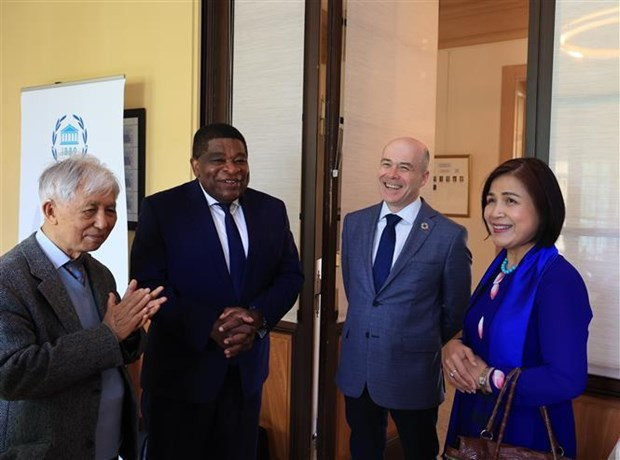 与会代表交流。