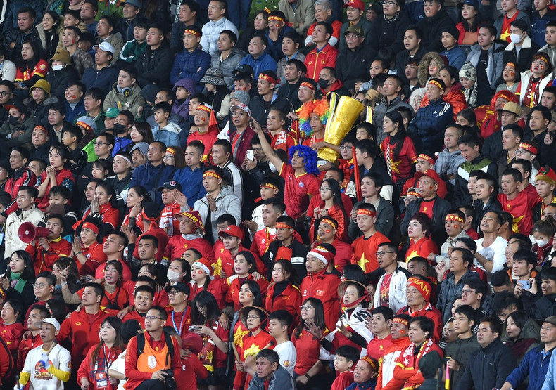 许多球迷到越池体育场为国家队鼓舞。