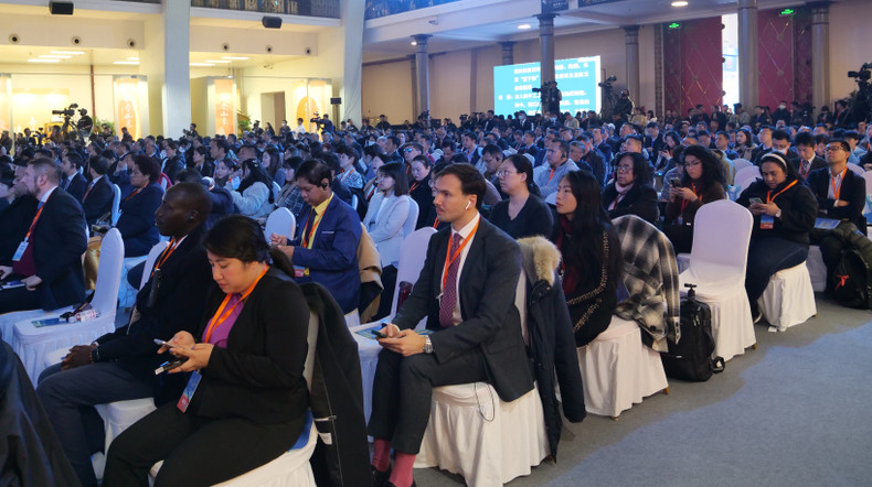 众多外国使节和媒体记者参加活动。