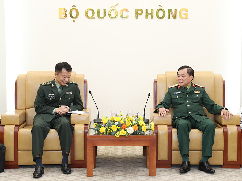 黄春战上将会见中国驻越国防副武官。
