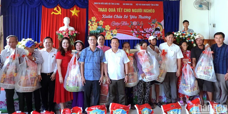 为金瓯省蝙蝠池县的谢安姜南乡和盛富乡贫困户送去春节礼物。