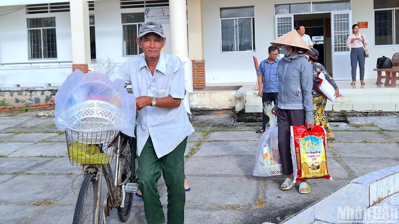 为金瓯省蝙蝠池县的谢安姜南乡和盛富乡贫困户送去春节礼物。