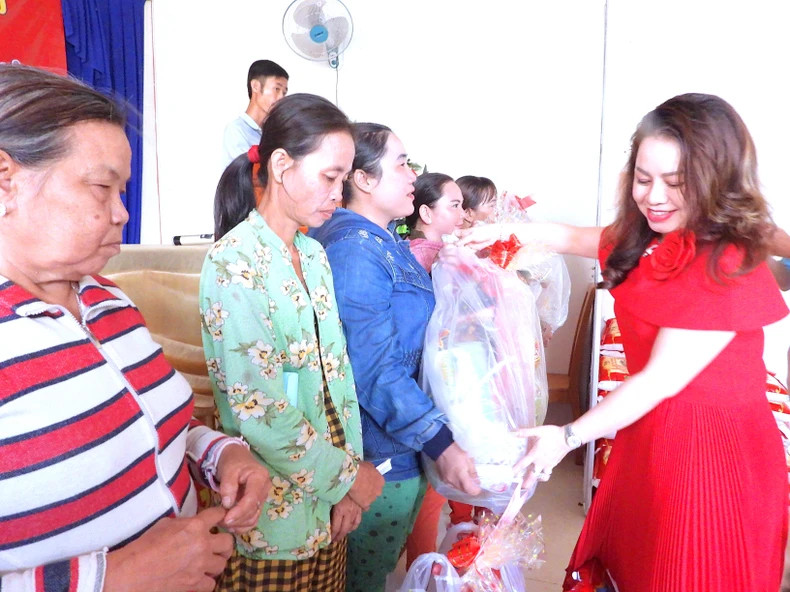 为金瓯省蝙蝠池县的谢安姜南乡和盛富乡贫困户送去春节礼物。