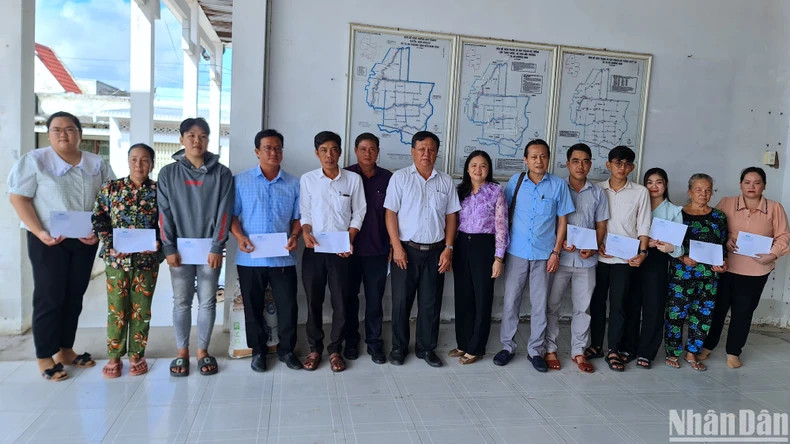 为金瓯省蝙蝠池县的谢安姜南乡和盛富乡贫困户送去春节礼物。