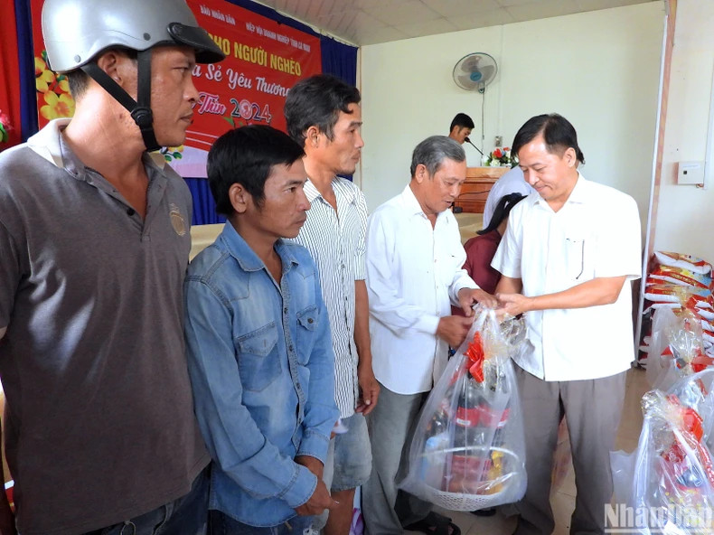 为金瓯省蝙蝠池县的谢安姜南乡和盛富乡贫困户送去春节礼物。