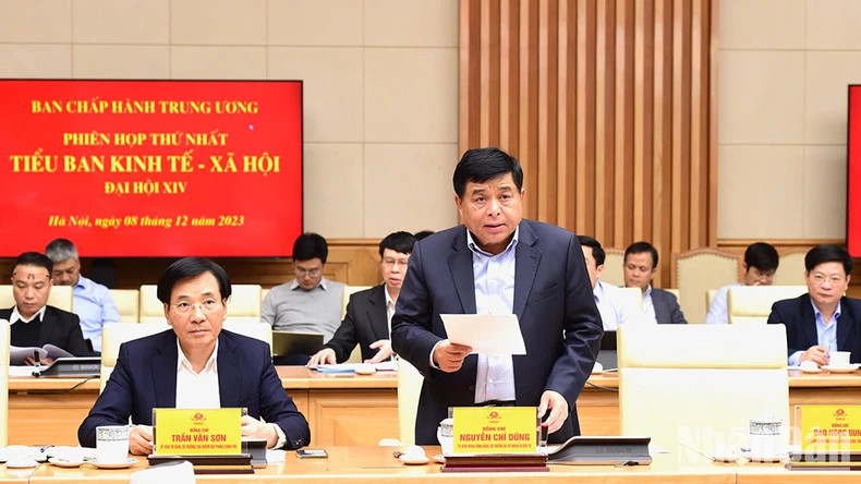 计划与投资部部长阮志勇作报告。 计划与投资部部长阮志勇作报告。