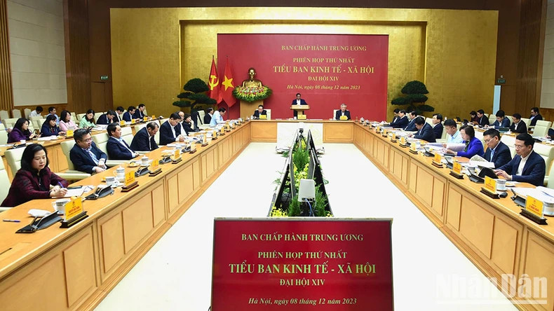 对未来形势的预测,范明正总理要求重点评估和分析国内外新发展背景下的机遇和挑战对越南的影响;传统和非传统安全问题带来的挑战。特别关注未来10年对越南经济社会发展产生直接影响的新因素,如疫情、冲突、大国竞争等的后果,工业4.0全面而深远的影响,人口老龄化,气候变化等。 对未来形势的预测,范明正总理要求重点评估和分析国内外新发展背景下的机遇和挑战对越南的影响;传统和非传统安全问题带来的挑战。特别关注未来10年对越南经济社会发展产生直接影响的新因素,如疫情、冲突、大国竞争等的后果,工业4.0全面而深远的影响,人口老龄化,气候变化等。