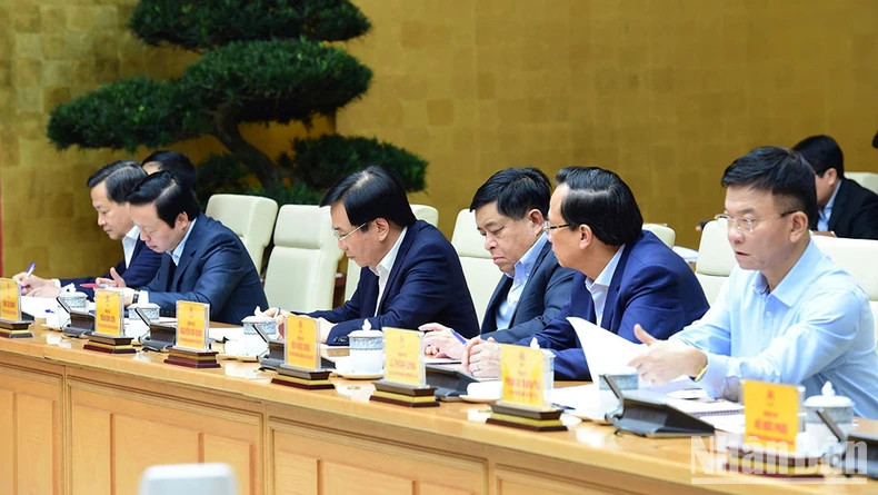 范明正总理要求,紧紧围绕越共十三大决议提出的目标和任务,对2021-2030年经济社会发展战略实施情况进行评估,其中审视越共十三大确定的目标,阐述取得的成果、局限性、经验教训、需要补充的问题、任务和解决方案,特别是新增长、绿色增长、数字化转型,循环经济、知识经济、共享经济、应对气候变化等的的动力。 范明正总理要求,紧紧围绕越共十三大决议提出的目标和任务,对2021-2030年经济社会发展战略实施情况进行评估,其中审视越共十三大确定的目标,阐述取得的成果、局限性、经验教训、需要补充的问题、任务和解决方案,特别是新增长、绿色增长、数字化转型,循环经济、知识经济、共享经济、应对气候变化等的的动力。