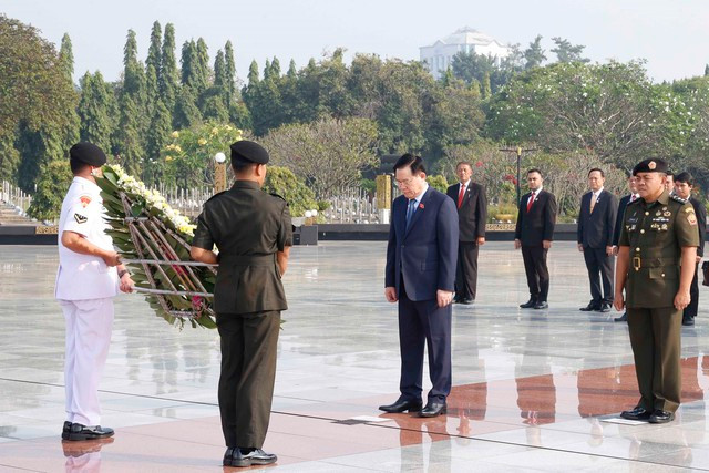 越南国会主席王庭惠在印尼民族英雄纪念碑敬献花圈。 越南国会主席王庭惠在印尼民族英雄纪念碑敬献花圈。