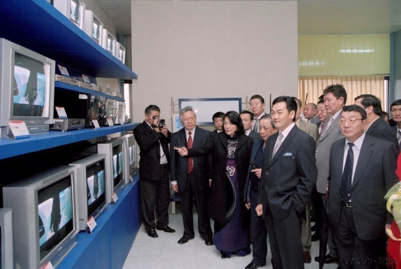 蒙古国总统那楚克·巴嘎班迪造访柴同B工业园区的Hanel电子公司(2005年)。 蒙古国总统那楚克·巴嘎班迪造访柴同B工业园区的Hanel电子公司(2005年)。