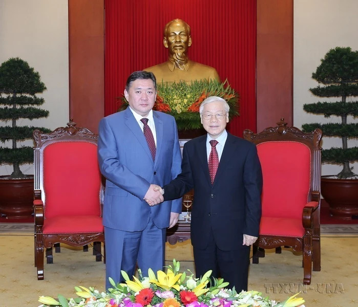 越共中央总书记阮富仲会见对越南进行正式访问的蒙古议会主席米耶刚波.恩克博得(2018年)。 越共中央总书记阮富仲会见对越南进行正式访问的蒙古议会主席米耶刚波.恩克博得(2018年)。