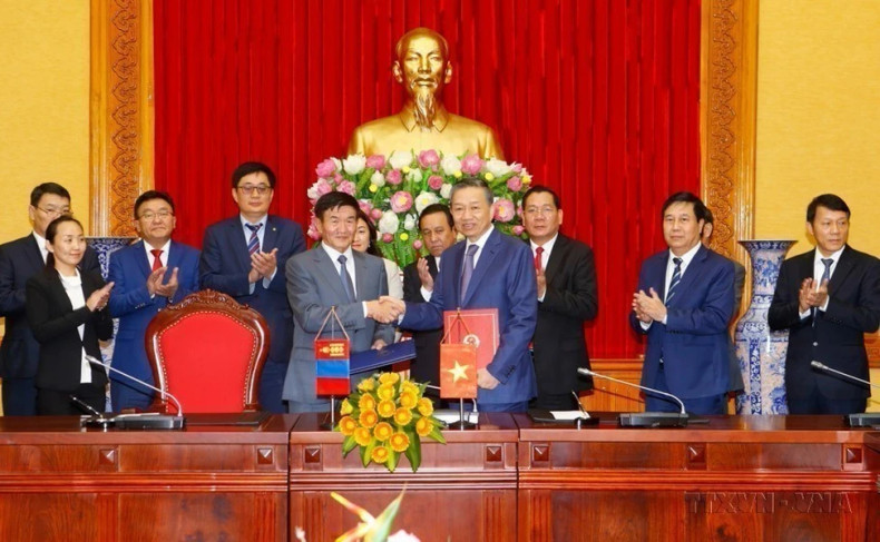 越南公安部长苏林同蒙古国法律和内务部长曾德·尼亚木道尔吉签署两国关于移管被判刑人协议。 越南公安部长苏林同蒙古国法律和内务部长曾德·尼亚木道尔吉签署两国关于移管被判刑人协议。