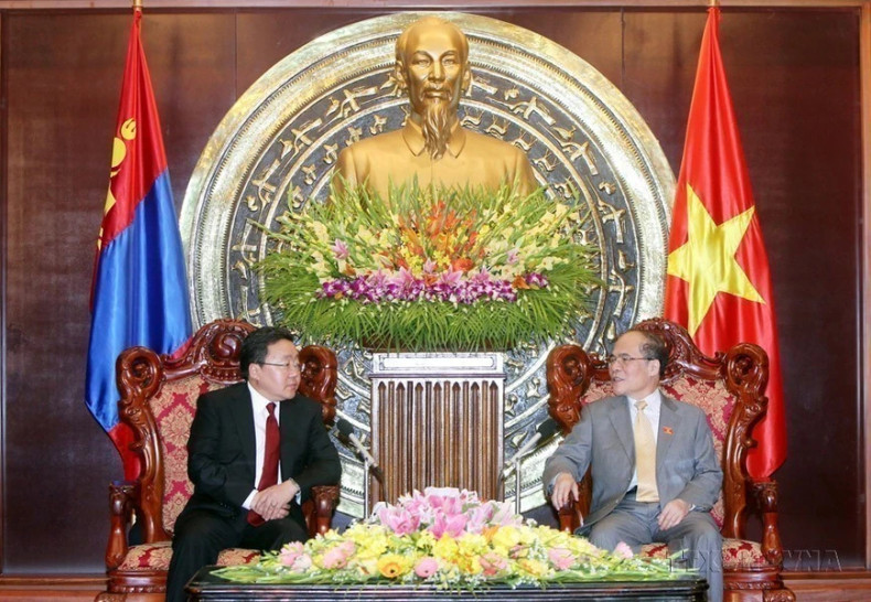 越南国会主席阮生雄会见对越南进行国事访问的蒙古国总统额勒贝格道尔吉(2013年)。 越南国会主席阮生雄会见对越南进行国事访问的蒙古国总统额勒贝格道尔吉(2013年)。