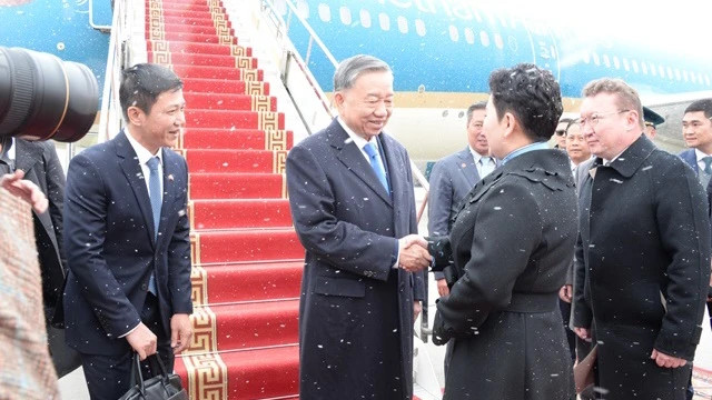 蒙古国外交部长巴特蒙赫·巴特策策格在机场迎接。 蒙古国外交部长巴特蒙赫·巴特策策格在机场迎接。
