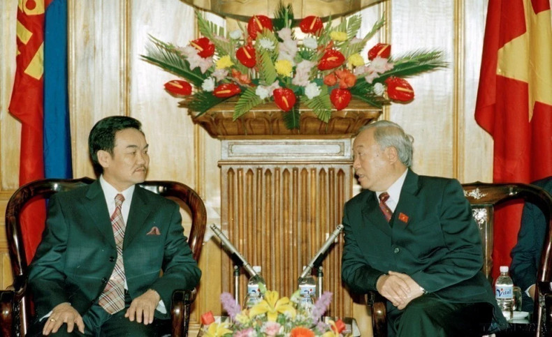 越南国会主席阮文安会见对越南进行正式友好访问的蒙古国总统那楚克·巴嘎班迪(200年)。 越南国会主席阮文安会见对越南进行正式友好访问的蒙古国总统那楚克·巴嘎班迪(200年)。