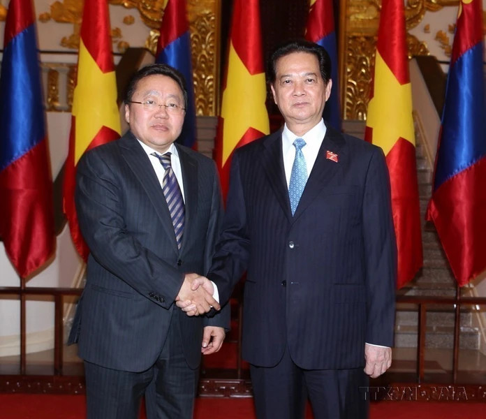 越南政府总理阮晋勇会见对越南进行国事访问的蒙古国总统额勒贝格道尔吉(2013年)。 越南政府总理阮晋勇会见对越南进行国事访问的蒙古国总统额勒贝格道尔吉(2013年)。