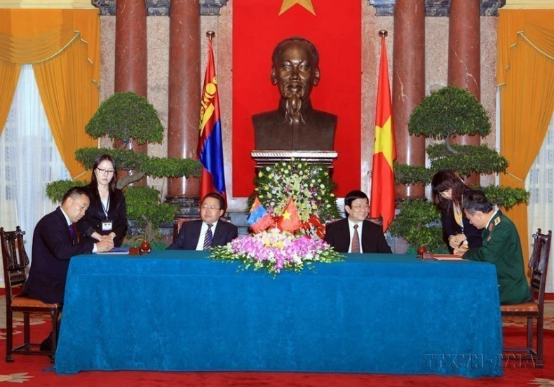 越南国家主席张晋创与蒙古国总统额勒贝格道尔吉出席两国国防部防务合作备忘录签署仪式(2013年)。 越南国家主席张晋创与蒙古国总统额勒贝格道尔吉出席两国国防部防务合作备忘录签署仪式(2013年)。