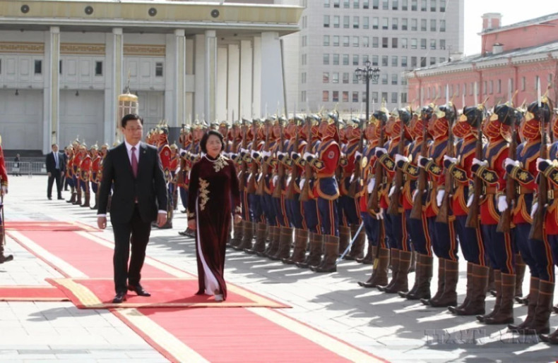 蒙古国总理额尔登巴特主持仪式,欢迎越南国家副主席邓氏玉盛对蒙古国进行正式访问(2017年)。 蒙古国总理额尔登巴特主持仪式,欢迎越南国家副主席邓氏玉盛对蒙古国进行正式访问(2017年)。